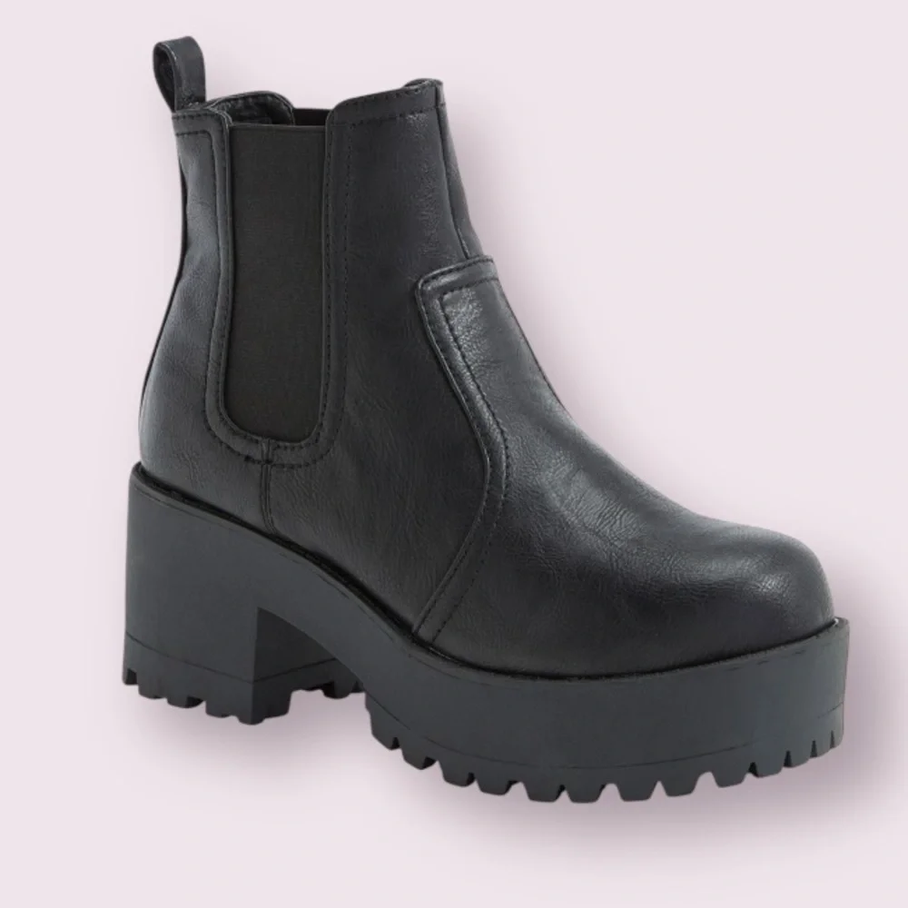 Steve Madden 'Eber' Chelsea Chunky Y2K Platform Boots in Black